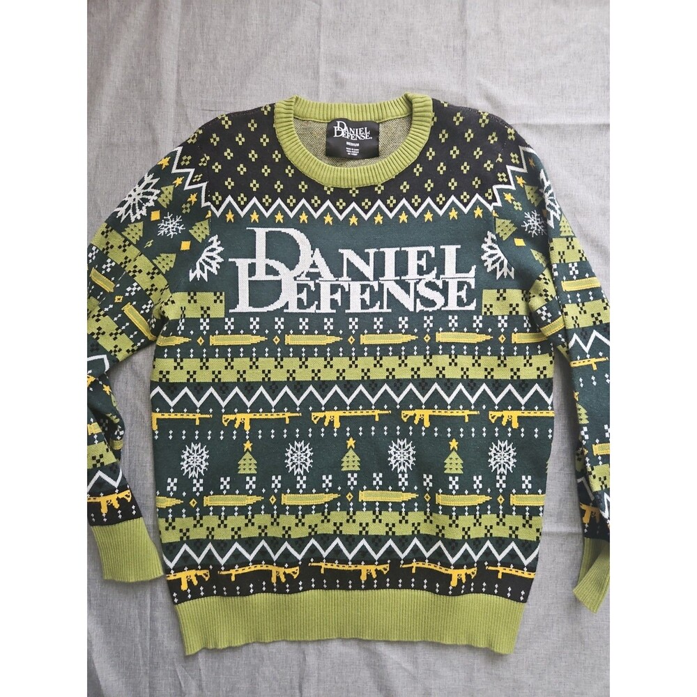 Daniel Defense Mens Medium Dark Green Christmas Theme Sweater 100% Acrylic